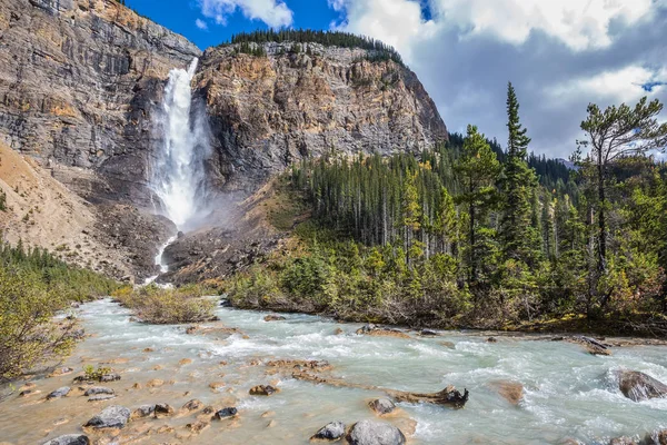 Cachoeira caindo da montanha em Yoho Park — Fotografia de Stock