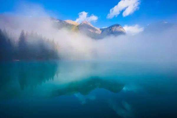 Manhã nebulosa no magnífico lago esmeralda — Fotografia de Stock