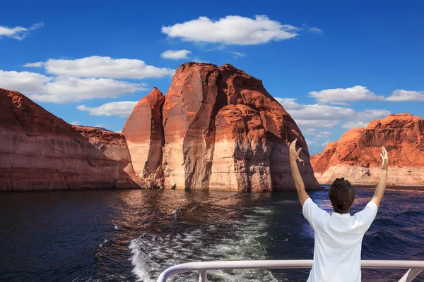 Frau steht auf Achterboot im See — Stockfoto