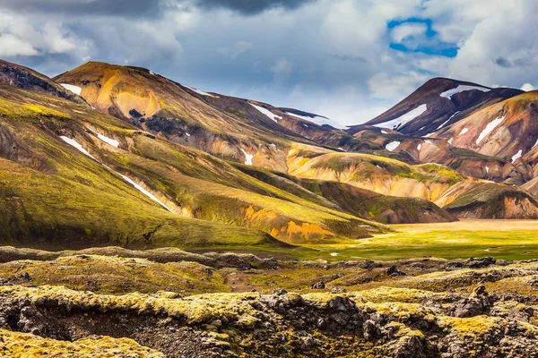 Flerfärgade rhyolitic bergen på dagtid — Stockfoto