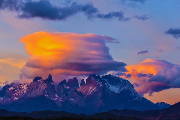 Naranja increíbles nubes y rocas —  Fotos de Stock