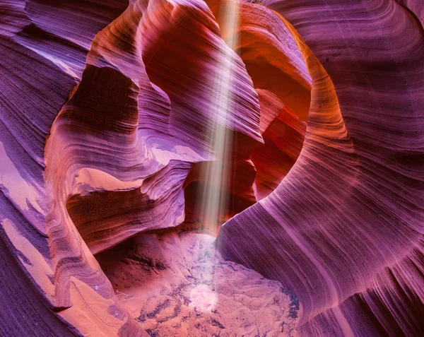 Berömda middagssolen stråle i slot canyon antilop — Stockfoto
