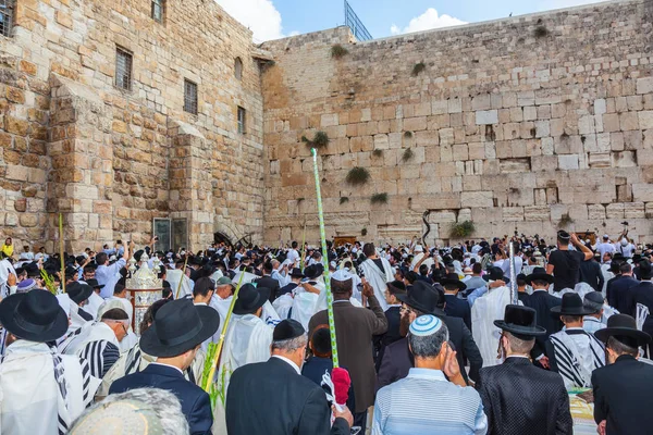 Area of Western Wall filling with worshipers — Stock Photo, Image