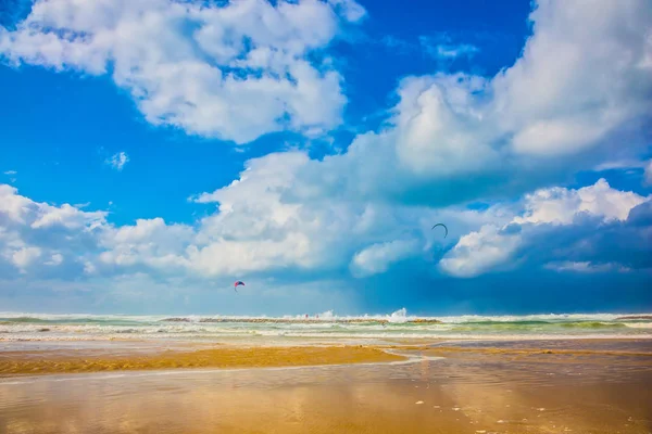 Litoral com parapente no céu nublado — Fotografia de Stock