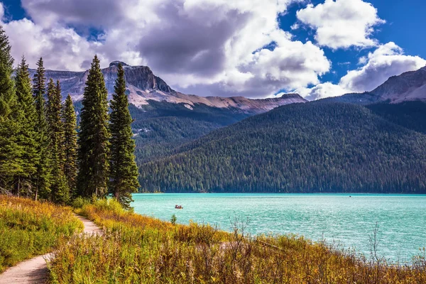 Lago cercado por floresta em Montanhas Rochosas — Fotografia de Stock