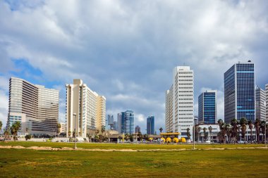 Tel Aviv sahil üzerinde gökdelenler 