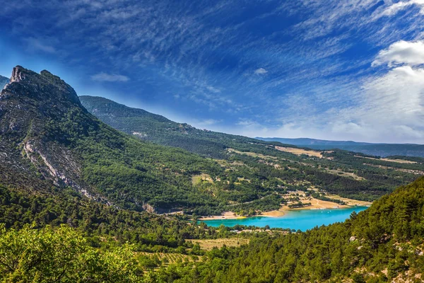 Magnífico lago entre colinas arboladas —  Fotos de Stock