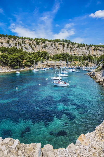 Kıyıya yakın satırlardaki demirleyen beyaz yelkenli