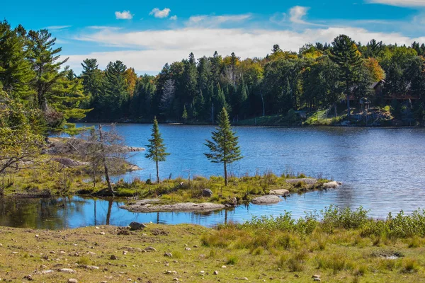 Adorável pequena ilha no lago — Fotografia de Stock