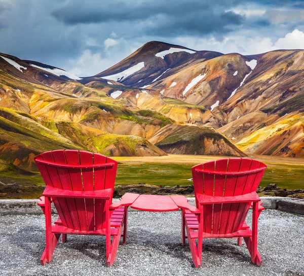 Due comode sedie a sdraio sulla terrazza — Foto Stock