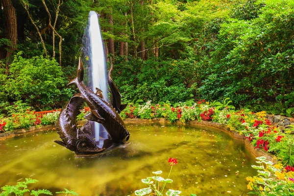 Изысканный фонтан в парке цветов — стоковое фото