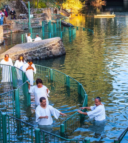 Peregrinos cristãos entram no rio Jordão — Fotografia de Stock