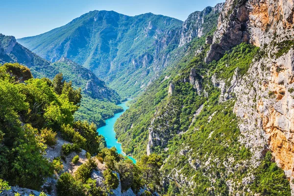 Smaragdová řeka, která teče v dolní části rokle — Stock fotografie