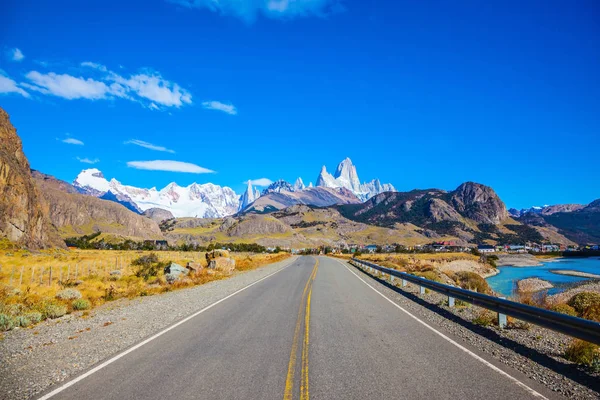 Carretera que conduce al majestuoso Monte Fitz Roy — Foto de Stock