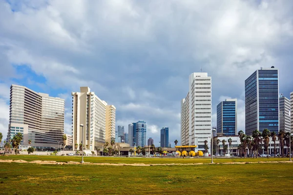Gratte-ciel sur le front de mer de Tel Aviv — Photo