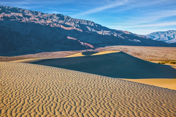 Petites ondulations sur les dunes de sable orange — Photo