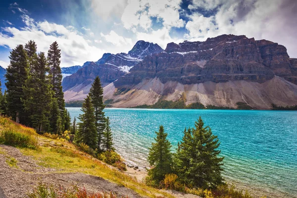 Lago rodeado por picos de montanha — Fotografia de Stock