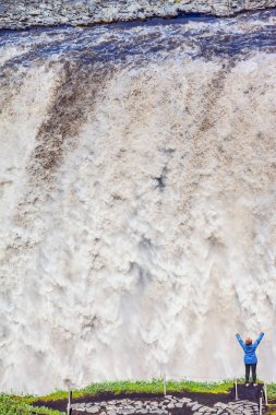 kadın hayran gözlük basamaklı şelale 