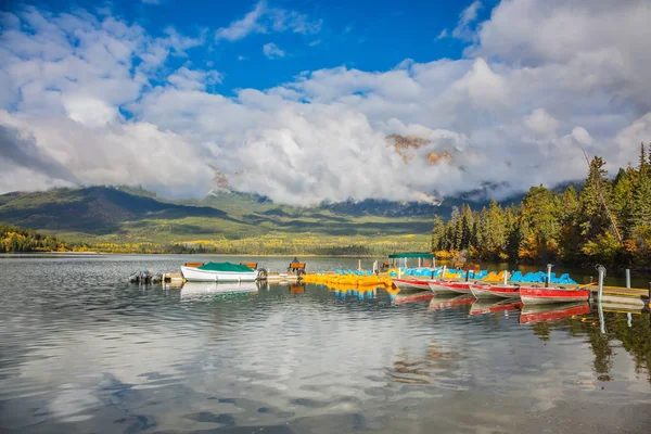 Atracar com barcos no Lago Pirâmide — Fotografia de Stock