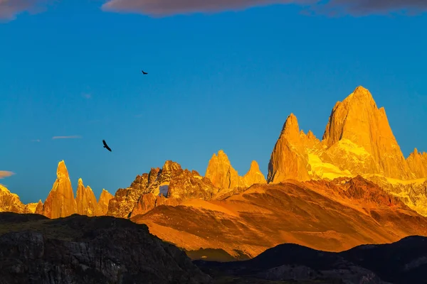 Puesta de sol ardiente iluminando espectaculares acantilados —  Fotos de Stock