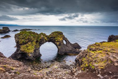 Deniz büyülü kıyı kayalıklardan