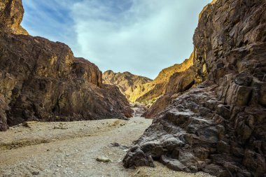 Güneş tarafından aydınlatılmış pitoresk çok renkli Kanyon