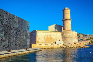 Kale bağlantı noktası suya yansıtan watchtower ile 