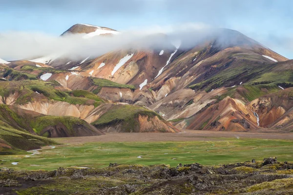 Neige couchée dans les creux des montagnes de rhyolite — Photo