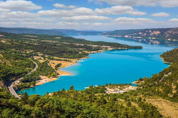 Magnifico lago con acqua color smeraldo — Foto Stock