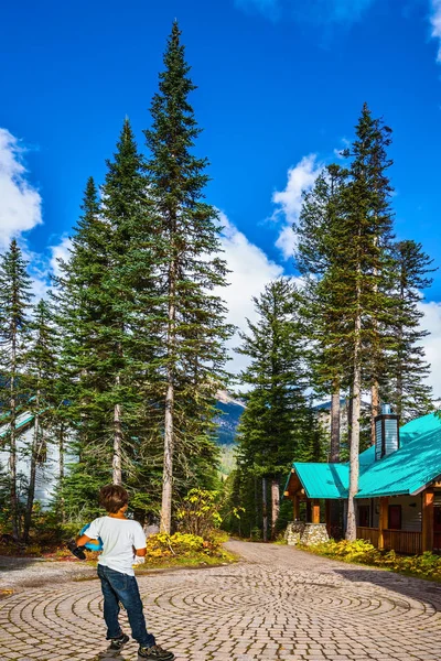 Niño con globo en las manos en camping — Foto de Stock