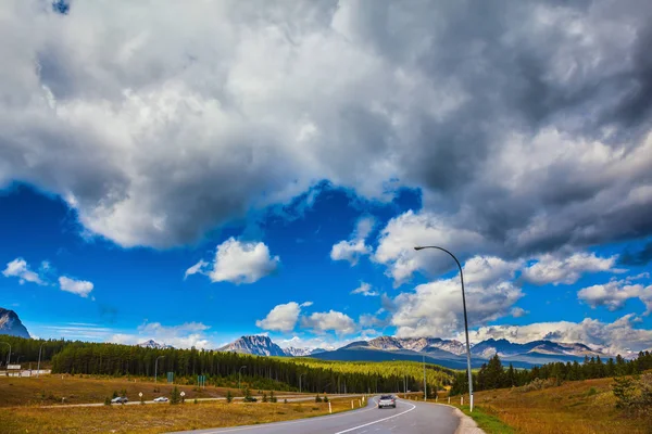 Autostradzie wśród wiecznie zielone lasy i śniegu góry — Zdjęcie stockowe