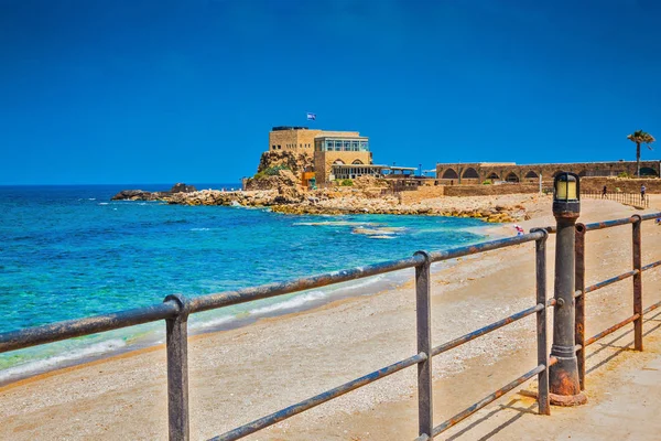 Istana kuno di pantai Mediterania — Stok Foto