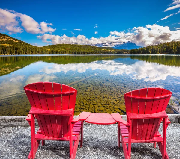 Deux chaises longues près du lac — Photo