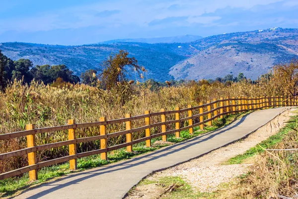 Sendero cercado en el parque del lago Hula — Foto de Stock