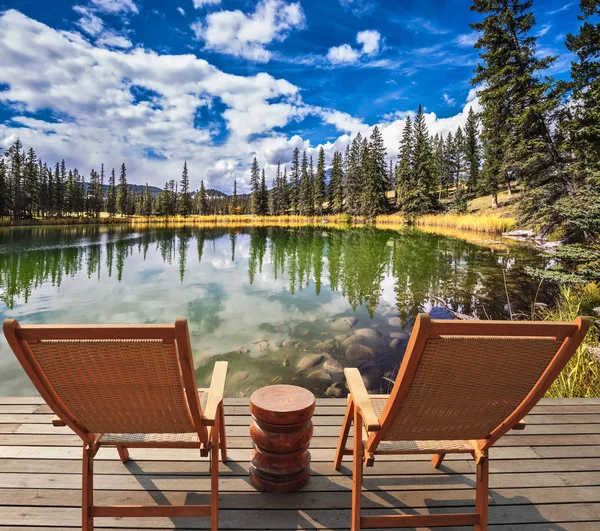 Houten ligstoelen op steiger op lake — Stockfoto