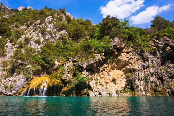 Chute d'eau azur sur la paroi latérale du canyon — Photo