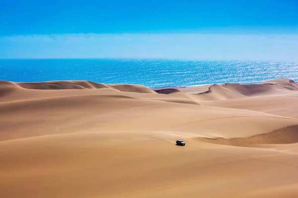 Touristenausflug mit dem Jeep in Sanddünen — Stockfoto