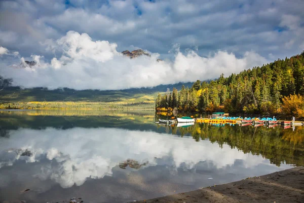 Amarre con barcos en Pyramid Lake — Foto de Stock