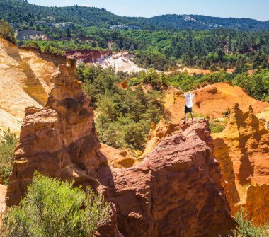 Turuncu pitoresk tepede duran adam