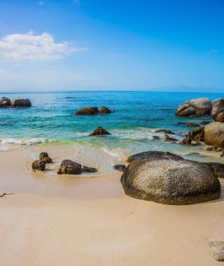 Kayalar sakin deniz kıyısında