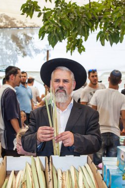 Geleneksel bir pazarın içinde Ortodoks Yahudi