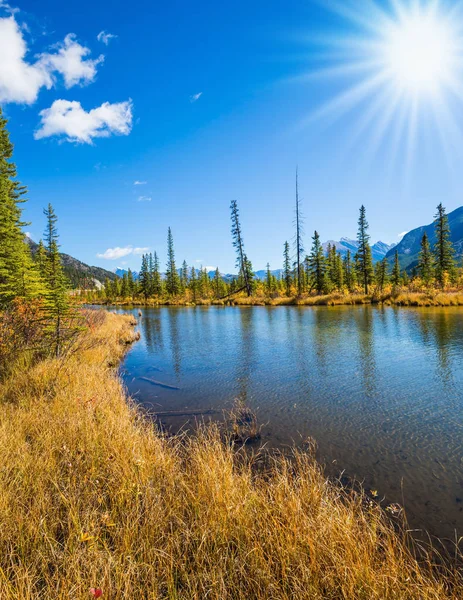Lake Vermilion in bergen van Banff Park — Stockfoto