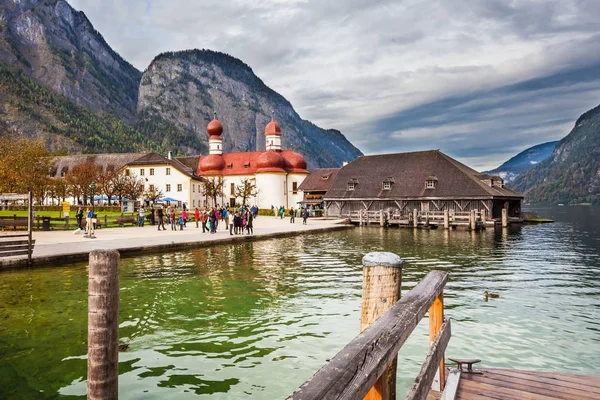 Cupole rosse del monastery che riflette nel lago — Foto Stock