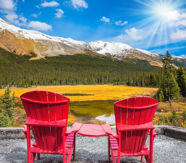 Twee chaise longues in moerassige vallei — Stockfoto