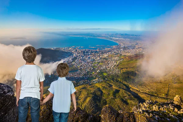 Tablo dağın tepesinde duran çocuklar — Stok fotoğraf