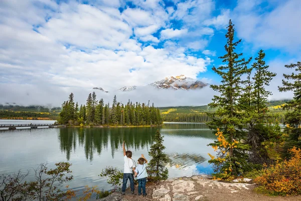 Dva chlapci při pohledu na jezero v horách — Stock fotografie