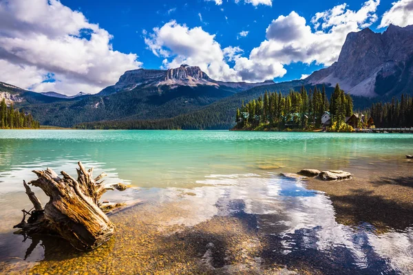 Hermoso lago rodeado de montañas boscosas —  Fotos de Stock