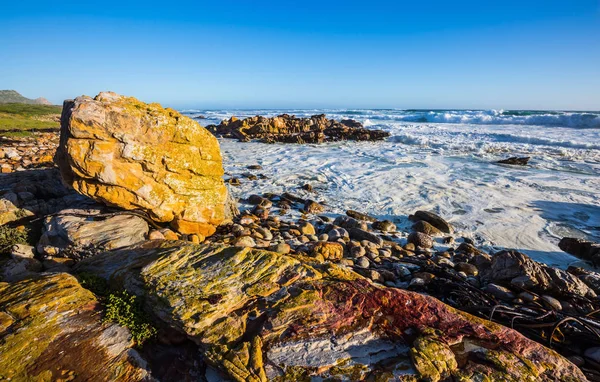 Ocean surf in de Atlantische Oceaan bij zonsondergang — Stockfoto