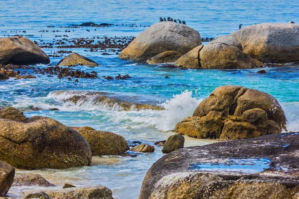 Boulders sur la côte de la mer sereine — Photo