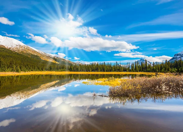 Hermosa puesta de sol en los lagos de Vermilion en las montañas — Foto de Stock